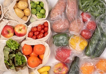 Sustainably packed vegetables vs plastic packed vegetables